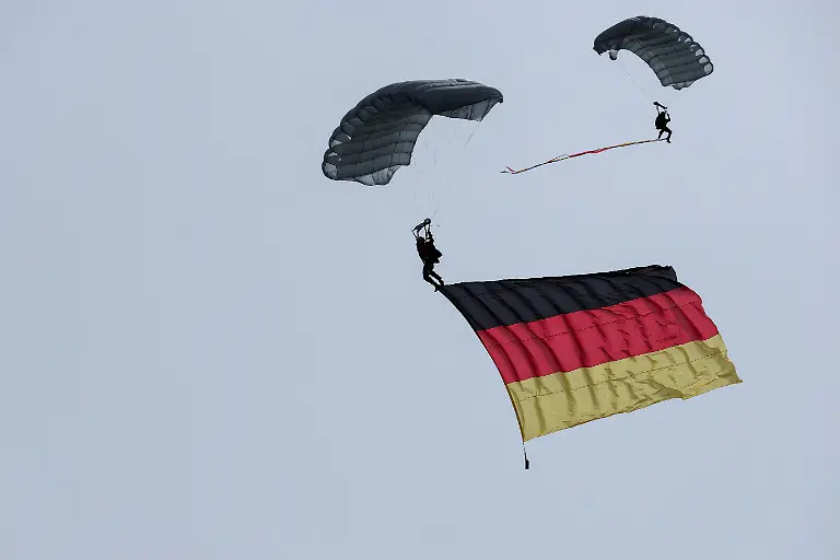 2026-06-10T130919Z_1159105988_RC20RLA3CBCY_RTRMADP_3_GERMANY-AIRSHOW-MERZ