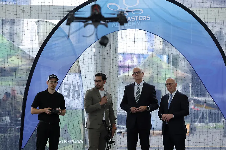 Berlin-Mayor-Kai-Wegner-and-Minister-President-of-Brandenburg-Dietmar-Woidke-watch-a-demonstration-of-the-Quantum-Frontline-Industries-QFI-Linza-3-0-multi-role-tactical-drone-at-the-International-Aerospace-Exhibition-ILA-at-Schoenefeld-Airport-in-Schoenefeld-south-of-Berlin-Germany-June-9-2026