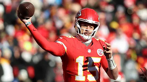 KANSAS-CITY-MO-DECEMBER-14-Kansas-City-Chiefs-quarterback-Patrick-Mahomes-15-throws-a-pass-in-the-second-quarter-of-an-NFL-American-Football-Herren-USA-game-between-the-Los-Angeles-Chargers-and-Kansas-City-Chiefs-on-December-14-2025-at-GEHA-Field-at-Arrowhead-Stadium-in-Kansas-City-MO