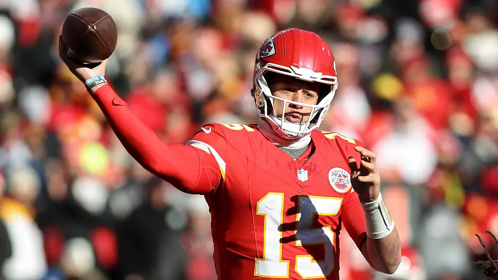KANSAS-CITY-MO-DECEMBER-14-Kansas-City-Chiefs-quarterback-Patrick-Mahomes-15-throws-a-pass-in-the-second-quarter-of-an-NFL-American-Football-Herren-USA-game-between-the-Los-Angeles-Chargers-and-Kansas-City-Chiefs-on-December-14-2025-at-GEHA-Field-at-Arrowhead-Stadium-in-Kansas-City-MO
