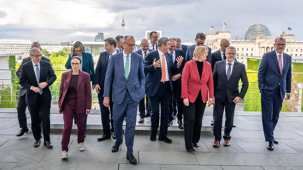 Die-Teilnehmer-der-Beratungen-des-Koalitionsausschusses-der-Bundesregierung-mit-Vertretern-von-Gewerkschaften-und-Arbeitgebern-verlassen-nach-einem-Gruppenfoto-den-Balkon-des-Kanzleramtes-Auf-der-Sitzung-des-Koalitionsausschusses-vor-der-parlamentarischen-Sommerpause-soll-ein-grosses-Reformpaket-geschnuert-werden