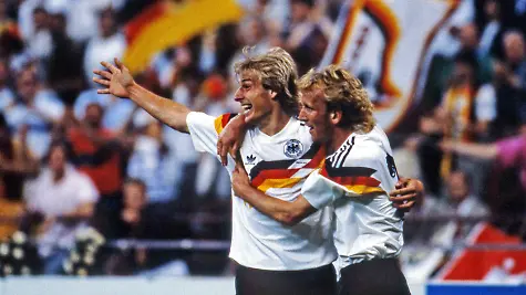 IMAGO-Iconic-Moments-Fussball-WM-1990-Deutschland-Jugoslawien-Italien-Mailand-10-06-1990-Fussball-FIFA-WM-1990-in-Italien-Vorrunde-1-Spieltag-DFB-Deutschland-Jugoslawien-4-1-v-l-Juergen-Klinsmann-Andreas-Brehme-beide-Deutschland-Jubel-Tor-2-0-Klinsmann