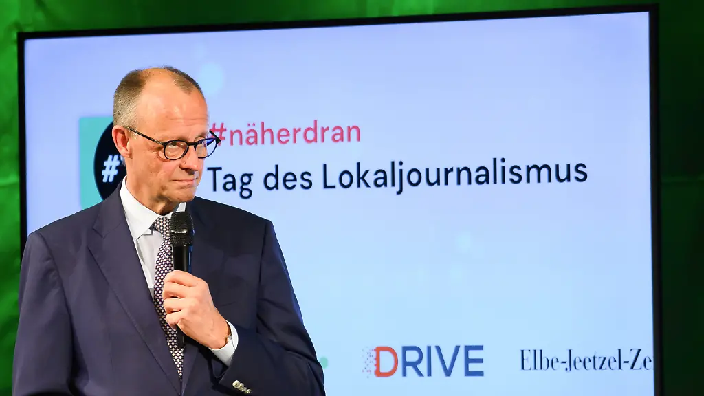 Bundeskanzler-Friedrich-Merz-CDU-spricht-im-Kulturhaus-von-Salzwedel-zu-den-Teilnehmern-vom-Tag-des-Lokaljournalismus-Lokalzeitungen-und-Medienhaeuser-luden-Leserinnen-und-Leser-zu-einem-Dialog-mit-dem-Bundeskanzler-ein-Im-Mittelpunkt-soll-ein-Austausch-ueber-die-Themen-stehen-die-Menschen-vor-Ort-bewegen