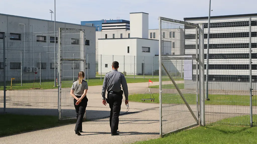 Zwei-Gefaengniswaerter-laufen-durch-einen-Innenhof-des-Gefaengnisses-von-Tartu