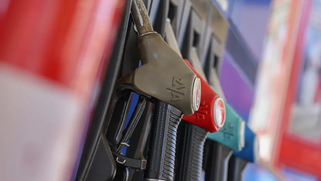 Wie-hoch-geht-der-Spritpreis-wegen-des-Krieges-im-Iran-Eine-Zapfsaeule-Zapfsaeule-mit-eingehaengten-eingehaengten-Zapfpistolen-an-einer-ESSO-Tankstelle-in-Freudenberg-Die-Preise-haben-schon-lange-deutlich-die-2-Euro-Marke-ueberschritten-ueberschritten-Tankstelle-Spritpreise-am-08-04-2026-in-Freudenberg-Deutschland