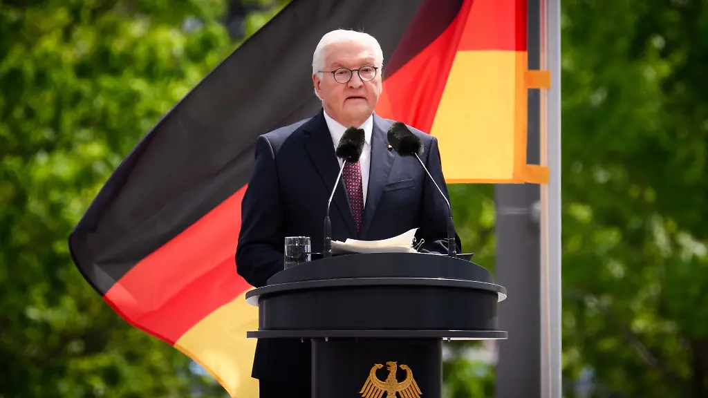 Bundespraesident-Frank-Walter-Steinmeier-gibt-den-Startschuss-in-Kiel