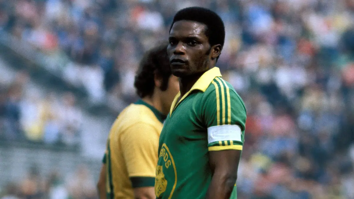 Bildnummer-00464311-Datum-22-06-1974-Copyright-imago-Frinke-Kapitaen-Mantantu-Kidumu-Zaire-Vdia-Spielfuehrer-quer-close-Weltmeisterschaft-1974-Nationalmannschaft-Nationalteam-Nationaltrikot-Frankfurt-M