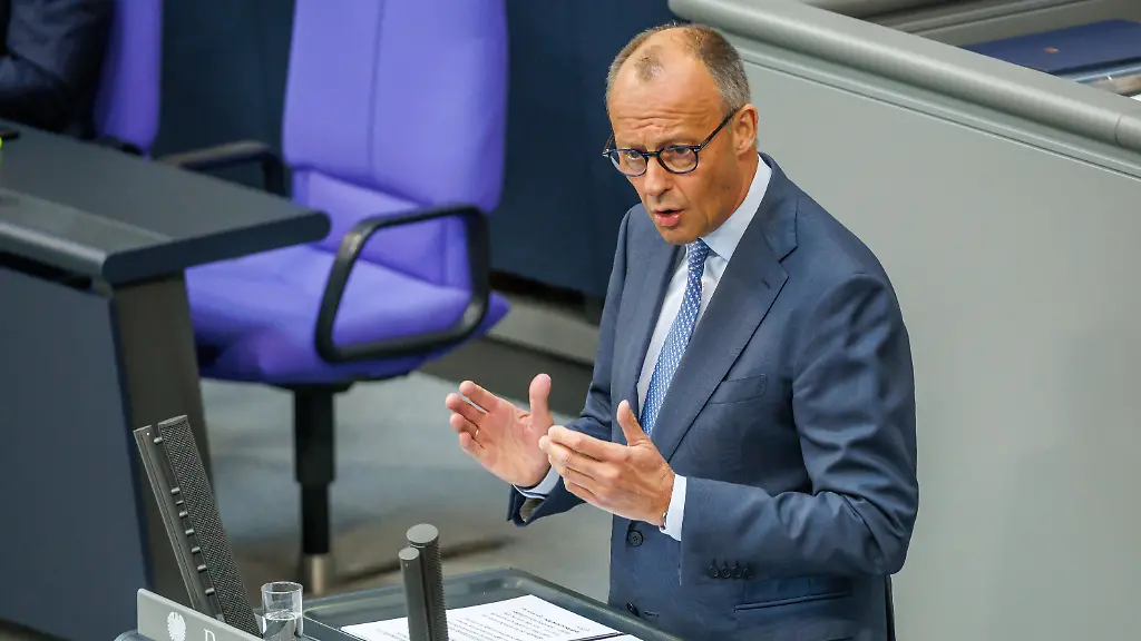 Bundeskanzler-Friedrich-Merz-CDU-im-Deutschen-Bundestag-am-11-06-26-in-Berlin