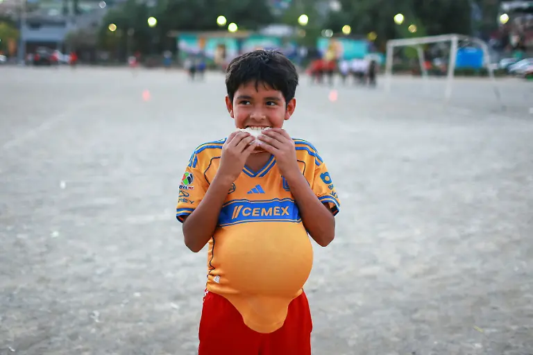 Eduardo-Reyes-12-eats-a-sandwich-donated-by-evangelists-Norma-Castro-Jaramillo-and-Andres-Cardona-Morales-after-a-match-in-Monterrey-Mexico-March-24-2026-REUTERS-Raquel-Cunha-SEARCH-CUNHA-MEXICO-SOCCER-FOR-THIS-STORY-SEARCH-WIDER-IMAGE-FOR-ALL-STORIES