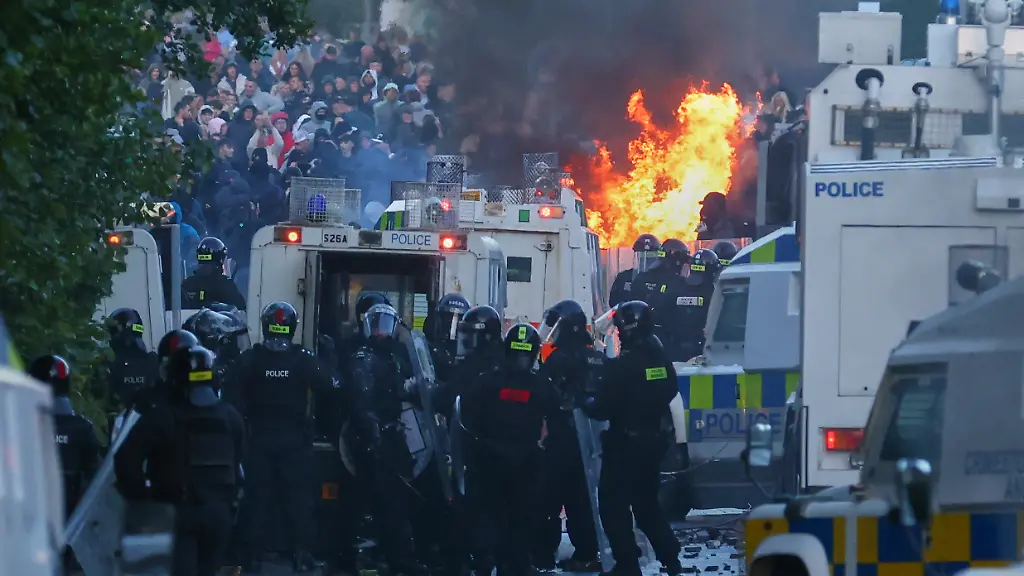 Die-Polizei-versucht-Demonstranten-in-der-Naehe-von-Newtownabbey-nach-einem-Messerangriff-am-Montagabend-zu-raeumen