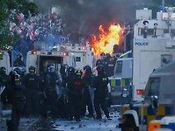 Mehrere Festnahmen in Belfast: Polizisten bei erneuten rassi