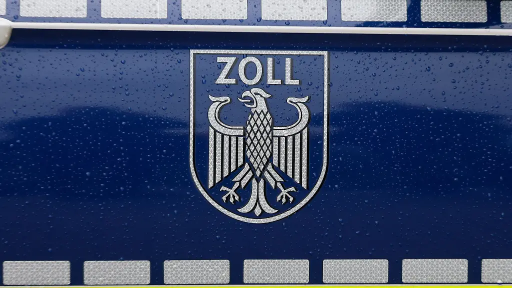 Die-Reisenden-hatten-die-Zigaretten-in-sechs-Hartschalenkoffern