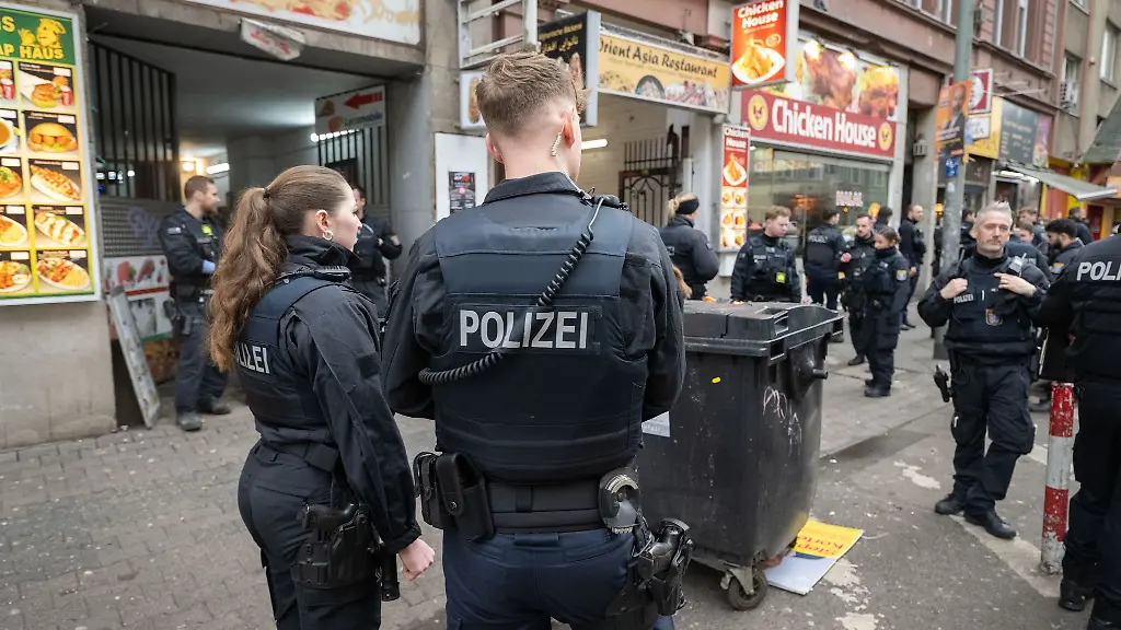 Insgesamt-waren-bei-der-achtstuendigen-Aktion-100-Polizisten-im-Einsatz