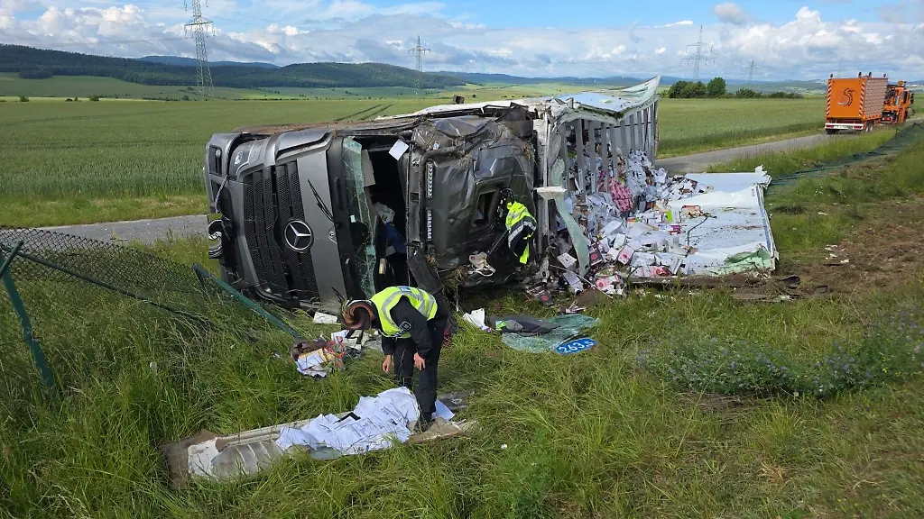 Ein-Sattelzug-voll-beladen-mit-Sekt-und-Wein-kippt-auf-der-A4-um