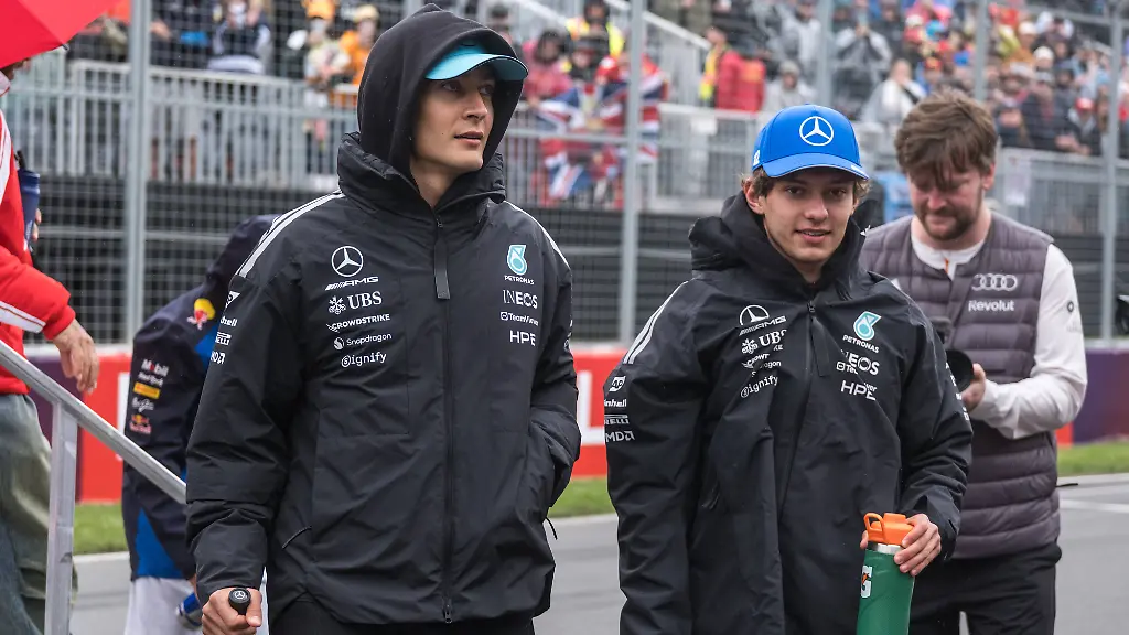 George-Russell-UK-Mercedes-AMG-Petronas-Formula-1-Team-63-und-Kimi-Antonelli-ITA-Mercedes-AMG-Petronas-Formula-1-Team-12-bei-der-Fahrerparade-CAN-Grosser-Preis-von-Kanada-Montreal-Motorsport-Formel-1-24-05