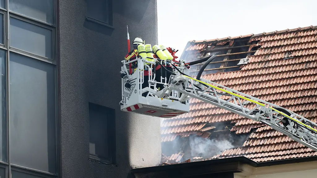 Im-Einsatz-war-auch-eine-Drehleiter