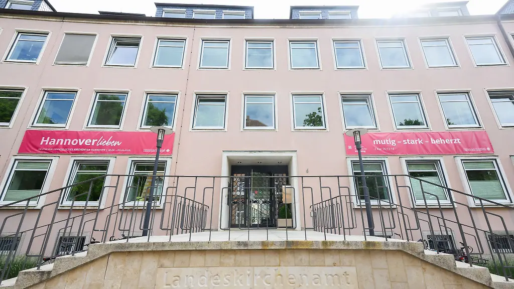 Blick-auf-das-Landeskirchenamt-der-Evangelisch-lutherischen-Landeskirche-Hannovers-Die-Aufarbeitung-sexualisierter-Gewalt-ist-hier-seit-langem-ein-kontroverses-Thema