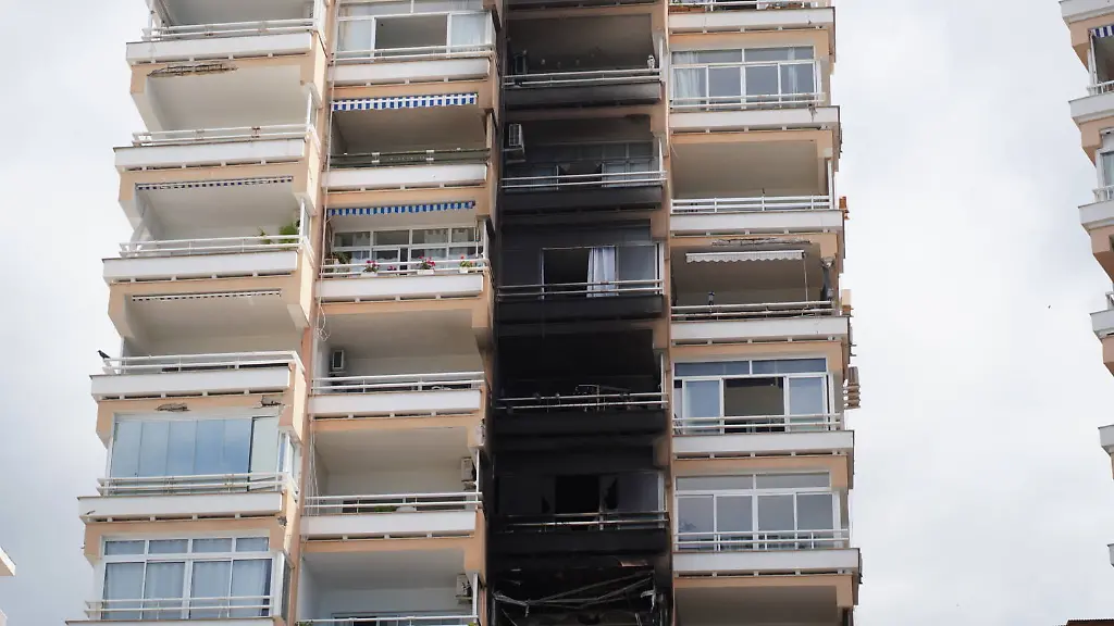 Two-dead-and-24-injured-in-a-fire-in-Magaluf-Mallorca-Facade-of-the-building-where-the-fire-has-occurred-on-June-11-2026-in-Magaluf-Mallorca-Balearic-Islands-Spain-Two-people-have-died-in-a-fire-in-a-block-of-apartments-in-Magaluf-and-24-have-been-injured-eight-of-them-firefighters-The-fire-has-originated-on-the-third-floor-of-the-building-and-a-dozen-people-remain-confined-inside-11-JUNE-2026-Javier-Ferna-Magaluf-Mallorca-Balearic-Islands-Magaluf-Mallorca-Balearic-Islands-Spain-PUBLICATIONxNOTxINxESP-Copyright-xJavierxFernandezx-7587955