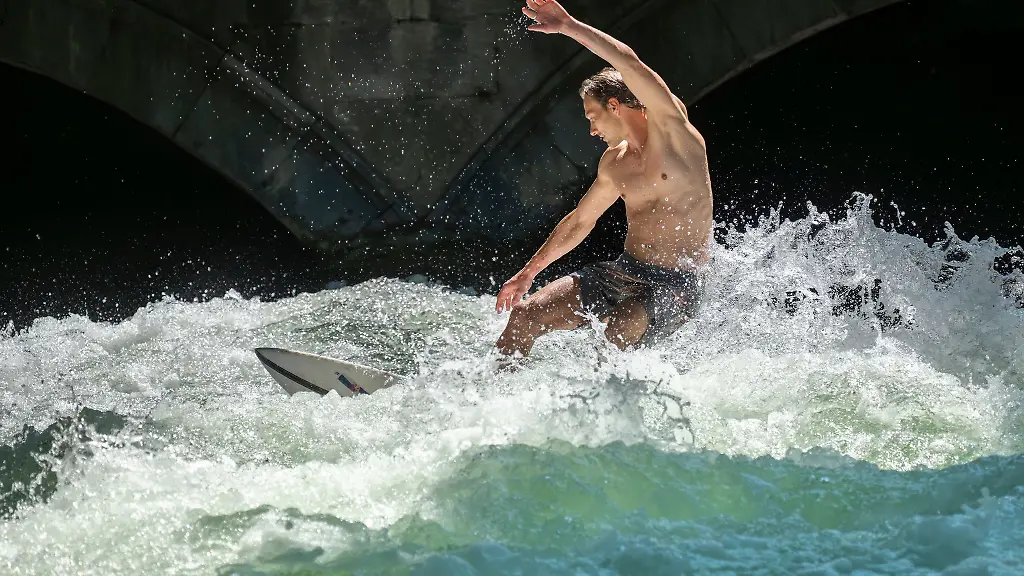 Surfen-an-der-Eisbachwelle-ist-wieder-einmal-nicht-moeglich-Grund-sind-Arbeiten-wegen-Manipulationen-an-einem-Wehr