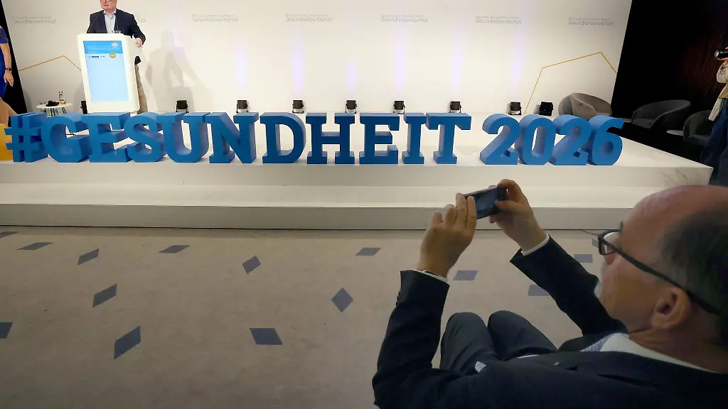 Wirtschaftsminister-Blank-re-sitzend-fotografiert-Tagespraesident-Zygmunt-li-stehend