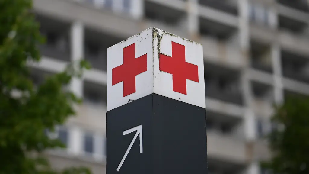 Schilder-weisen-den-Weg-zur-Notaufnahme-eines-Krankenhauses-in-der-Region-Hannover-Symbolbild-Der-130-Deutsche-Aerztetag-findet-in-Hannover-statt