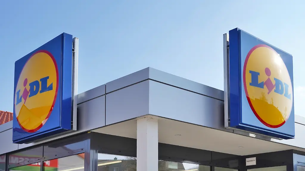Lidl-Lebensmitteldiscounter-zwei-grosse-Firmenlogos-ueber-dem-Eingang-einer-Filiale