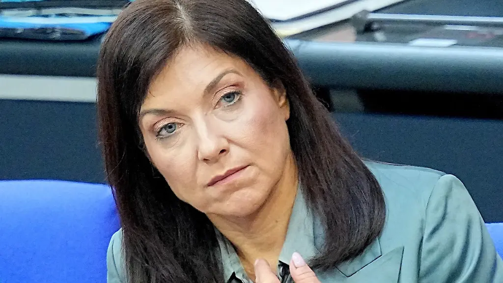 Katherina-Reiche-CDU-Bundesministerin-fuer-Wirtschaft-und-Energie-verfolgt-die-Debatte-zum-Gebaeudeenergiegesetz-im-Plenarsaal-im-Bundestag