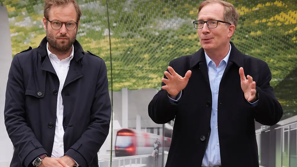 Anjes-Tjarks-l-Senator-fuer-Verkehr-und-Mobilitaetswende-und-Robert-Henrich-der-mittlerweile-freigestellte-Vorstandschef-der-Hamburger-Hochbahn