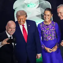 FIFA-Praesident-Gianni-Infantino-macht-ein-Selfie-mit-US-Praesident-Donald-Trump-Mexikos-Praesidentin-Claudia-Sheinbaum-und-Kanadas-Premierminister-Mark-Carney-Washington-05-12