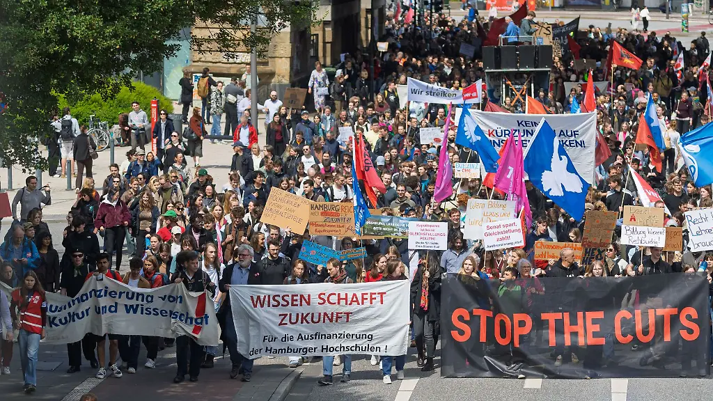 Studierende-und-Beschaeftigte-der-Universitaet-Hamburg-gehen-auf-die-Strasse-weil-sie-angesichts-der-Sparvorgaben-massive-Einschraenkungen-fuerchten