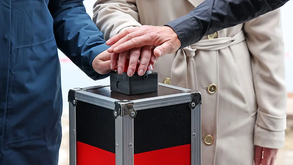 Die-Arbeiten-beginnen-am-ehemalige-Werftbecken