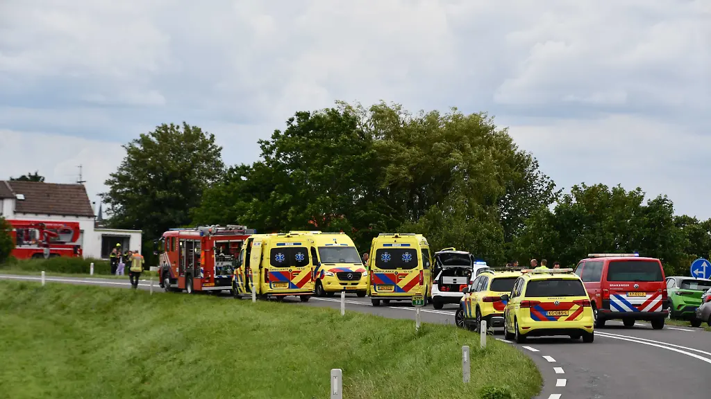Rettungskraefte-sind-am-Unfallort-auf-der-N290-im-Einsatz-In-den-Niederlanden-ist-ein-Auto-in-eine-Schuelergruppe-auf-Fahrraedern-geschleudert