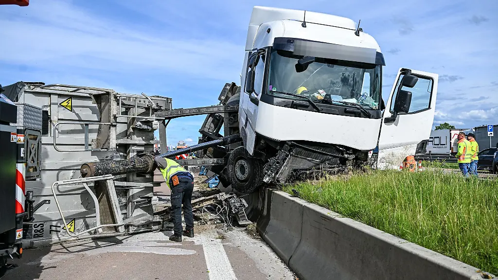 Wegen-eines-geplatzten-Reifens-ist-ein-Sattelzug-auf-der-Autobahn-8-ins-Schleudern-geraten-und-in-die-mittlere-Betonleitwand-gekracht