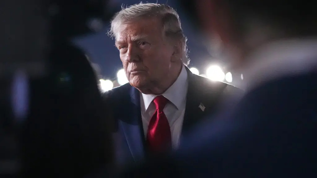 US-Praesident-Donald-Trump-spricht-mit-Reportern-bevor-er-an-Bord-der-Air-Force-One-geht