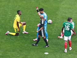 Mexiko gewinnt locker: Rekord-Rotflut im WM-Auftaktspiel