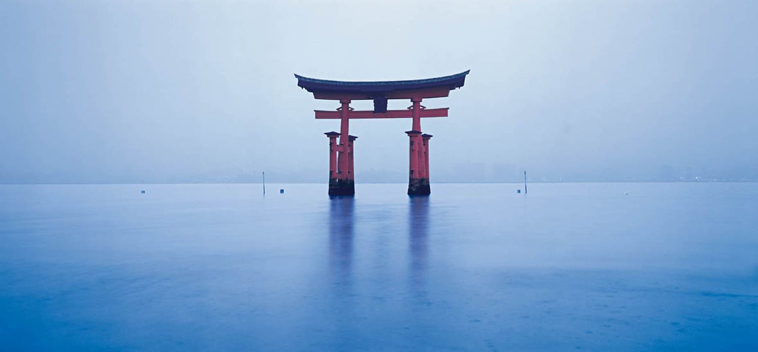 Japan hat viele Gesichter: Das "Rote Torii“ ist eines der berühmtesten. Es steht mitten in der Inlandsee rund 200 Meter vor dem Itsukushima-Schrein auf der Insel Miyajima. Diese wiederum befindet sich in der Bucht von Hiroshima und besitzt eine der schönsten Küstenlandschaften Japans.