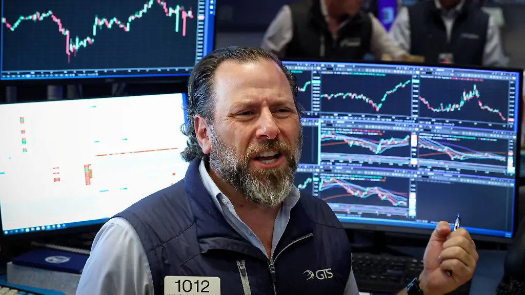 Traders-work-on-the-floor-at-the-New-York-Stock-Exchange-NYSE-in-New-York-City-U-S-June-3-2026