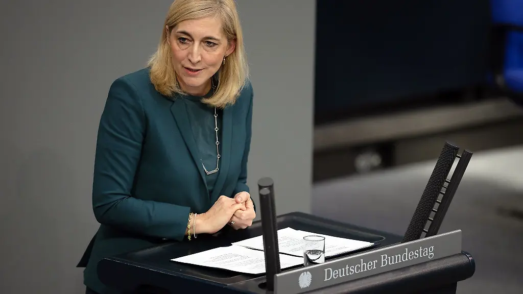 Gesundheitsministerin-Warken-bringt-ihr-Sparpaket-ins-parlamentarische-Verfahren