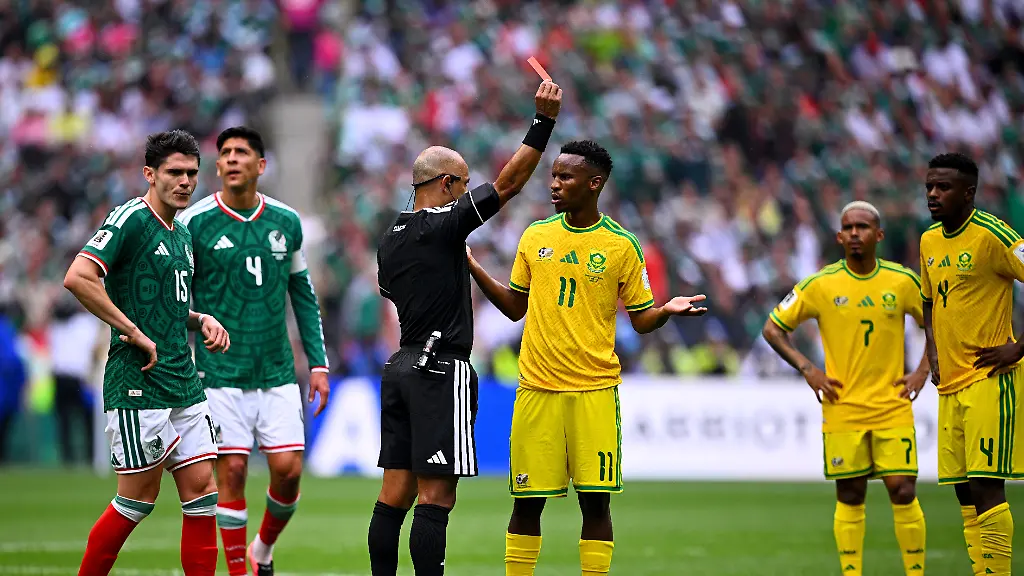 Fussball-Maenner-WM-Eroeffnungsspiel-Mexiko-Suedafrika-Vorrunde-Gruppe-A-Spieltag-1-Mexiko-Stadt-Stadion-Schiedsrichter-Wilton-Pereira-Sampaio-zeigt-Themba-Zwane-Suedafrika-die-Rote-Karte-ACHTUNG-Gemaess-den-Auflagen-der-FIFA-duerfen-die-Bilder-ausschliesslich-zur-redaktionellen-Verwendung-genutzt-werden-Eine-kommerzielle-Nutzung-ist-ausgeschlossen-Zudem-duerfen-keine-videoaehnlichen-Sequenzen-erstellt-werden-und-es-duerfen-keine-Veraenderungen-weder-im-Vordergrund-noch-im-Hintergrund-am-Bild-vorgenommen-werden
