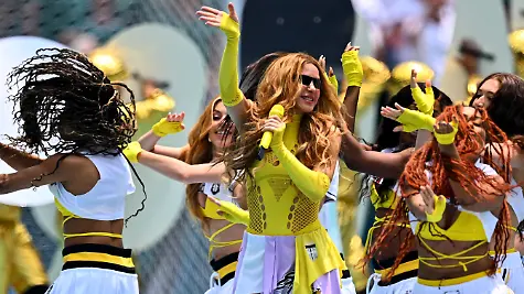 Fussball-Maenner-WM-Eroeffnungsspiel-Mexiko-Suedafrika-Vorrunde-Gruppe-A-Spieltag-1-Mexiko-Stadt-Stadion-Shakira-tritt-bei-der-Eroeffnungsfeier-auf-ACHTUNG-Gemaess-den-Auflagen-der-FIFA-duerfen-die-Bilder-ausschliesslich-zur-redaktionellen-Verwendung-genutzt-werden-Eine-kommerzielle-Nutzung-ist-ausgeschlossen-Zudem-duerfen-keine-videoaehnlichen-Sequenzen-erstellt-werden-und-es-duerfen-keine-Veraenderungen-weder-im-Vordergrund-noch-im-Hintergrund-am-Bild-vorgenommen-werden