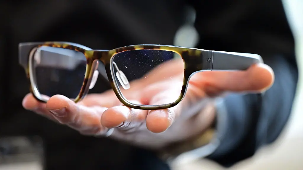 Smart-Glasses-mit-integrierter-Kamera-koennten-nach-Einschaetzung-von-Datenschuetzern-auch-in-Schwimmbaedern-und-Saunen-zum-Problem-werden