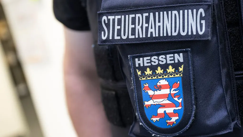 Diese-Uniformen-sind-nicht-bei-allen-Buergern-und-Betrieben-beliebt-Steuerfahnder-im-Einsatz