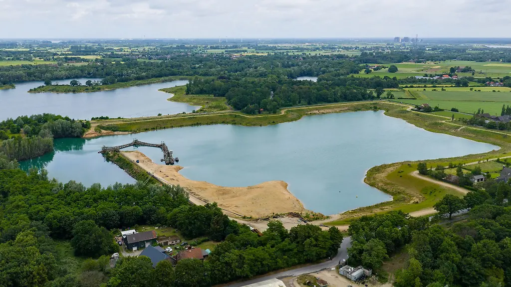 Durch-den-Kiesabbau-sind-am-Niederrhein-unzaehlige-Baggerseen-entstanden
