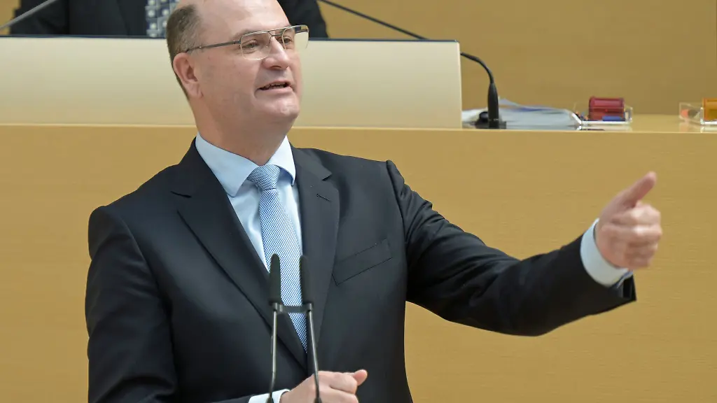 Finanz-und-Heimatminister-Albert-Fueracker-CSU-will-den-Grenzraum-zu-Tschechien-in-den-Fokus-der-bayerischen-Heimatstrategie-nehmen