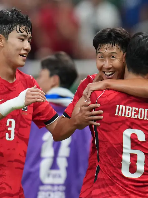 Suedkorea-um-Superstar-Heung-Min-Son-2-v-r-jubelte-ueber-den-Auftaktsieg-nach-0-1-Rueckstand