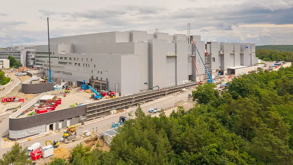 Fuer-die-das-neue-Werk-von-Chiphersteller-Infineon-in-Dresden-wurden-fuenf-Milliarden-Euro-investiert
