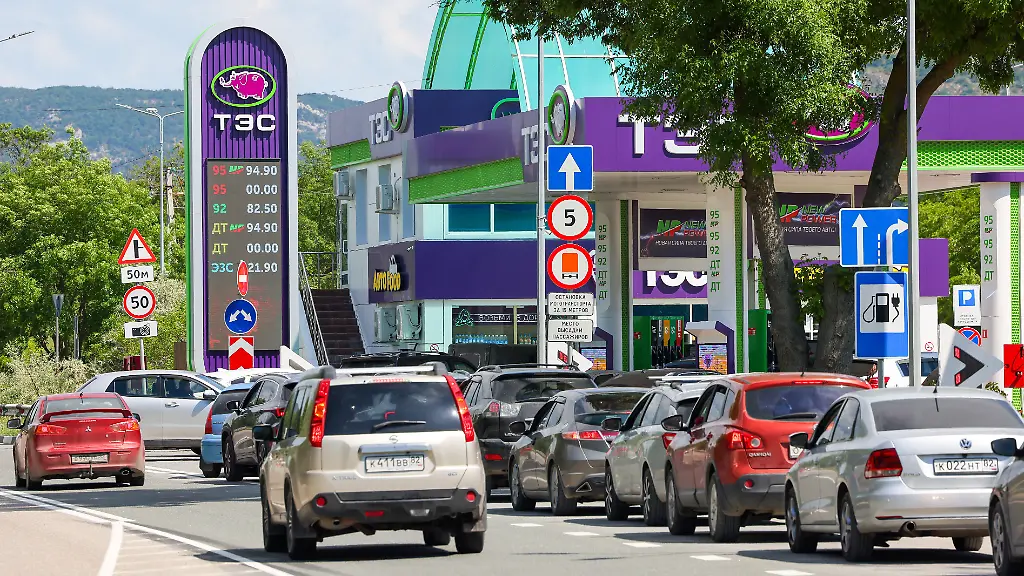 DIESES-FOTO-WIRD-VON-DER-RUSSISCHEN-STAATSAGENTUR-TASS-ZUR-VERFUeGUNG-GESTELLT-RUSSIA-SEVASTOPOL-JUNE-3-2026-Drivers-queue-outside-a-petrol-station