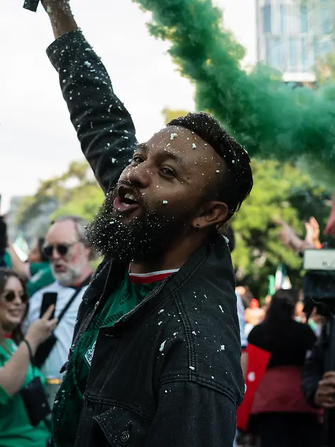 Fans-der-mexikanischen-Fussballnationalmannschaft-feiern-ihren-Sieg-ueber-die-suedafrikanische-Nationalmannschaft-im-Eroeffnungsspiel-der-Weltmeisterschaft-2026-Die-Feier-findet-am-Engel-der-Unabhaengigkeit-in-Mexiko-Stadt-statt