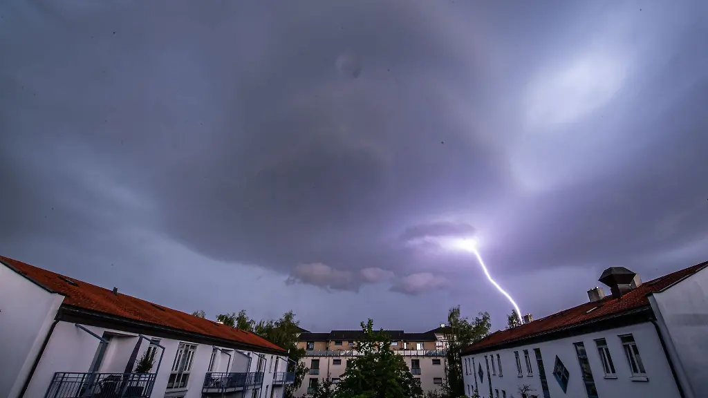 Ein-Gewitter-ueber-einer-Wohnsiedlung