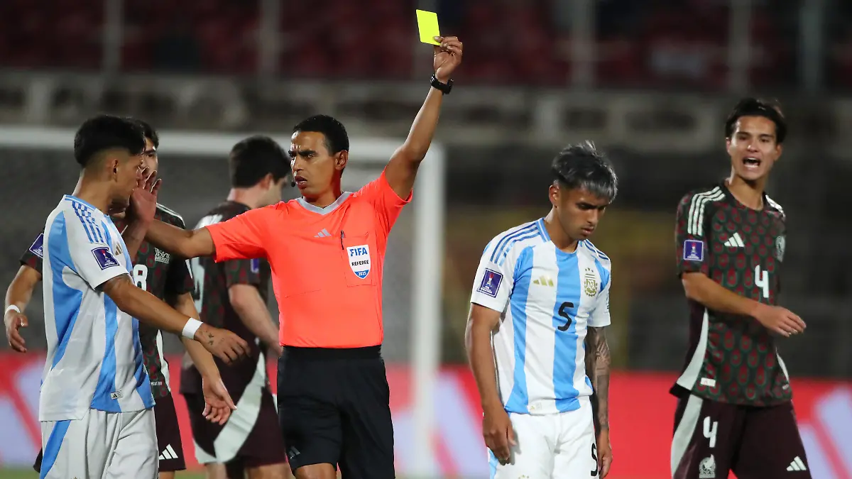Futbol-Mexico-vs-Argentina-Mundial-sub-20-Chile-2025-El-arbitro-Jalal-Jayed-dirige-un-partido-de-cuartos-de-final-del-mundial-sub-20-entre-Mexico-y-Argentina-realizado-en-el-estadio-Nacional-de-Santiago-Chile-11-10-2025-Jonnathan-Oyarzun-Photosport-Football-Mexico-vs-Argentina-U-20-World-Cup-Championship-Referee-Jalal-Jayed-leads-a-quarterfinal-match-of-the-U-20-World-Cup-between-Mexico-and-Argentina-at-the-Nacional-stadium-in-Santiago-Chile